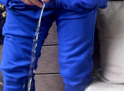 Amateur Guy Pissing in a Glass in Front of His Flatmate