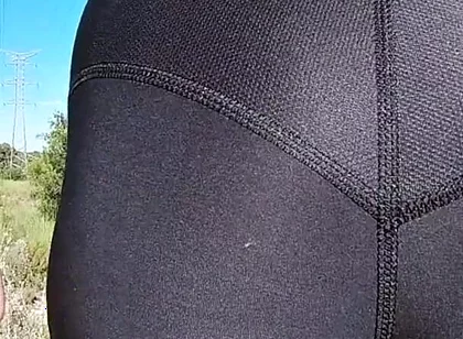 Sexy Assed Girl Flashes Her Tight Ass in Leggings to the Sportists Around