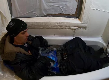 Skater rubbing the bulge in bathtube