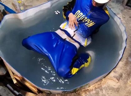 Sneaker skater sagger wet gear