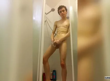 A Big Wet Uncut Twink Cock!