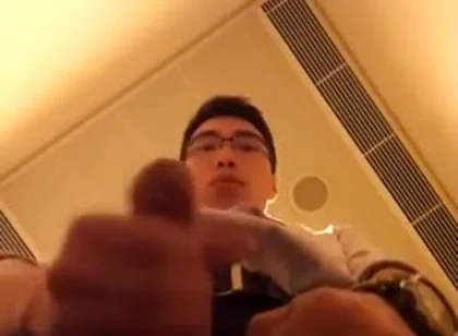 香港眼镜男洗手间自慰