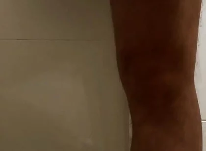 Crossdresser Con Un Gran Trasero En Minifalda Está Orinando