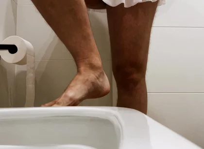 Crossdresser Con Un Gran Trasero En Minifalda Está Orinando