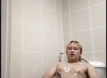 Philippino Twink Boy Eats His Own Cum!!