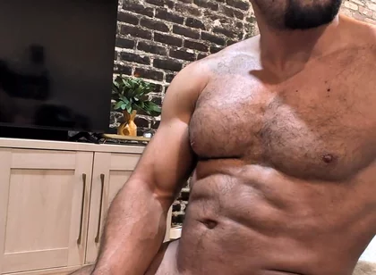 Bodybuilder Benji Bastian Strokes Thick Cock