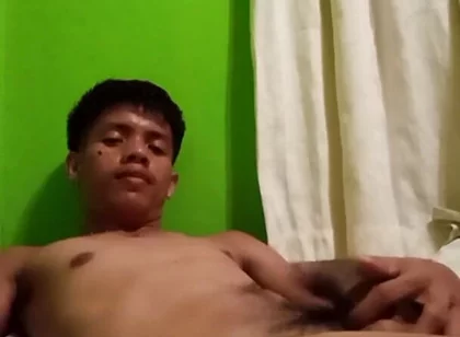 Filipino Twink’s Steamy Solo Session with Explosive Cumshot