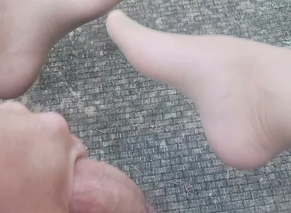 Cumming Hard Outdoors in Nylons