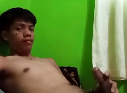 Philippino Twink Boy Jerks off in Bed, Huge Cumshot!