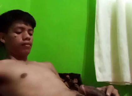 Philippino Twink Boy Jerks off in Bed, Huge Cumshot!