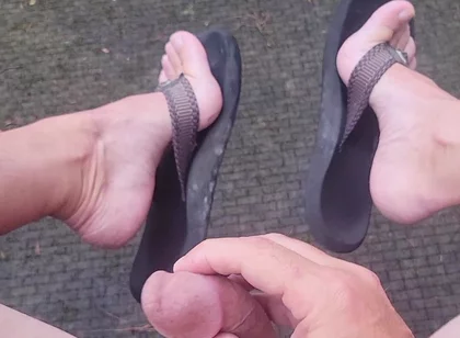 Cumming in Flip Flops Outside
