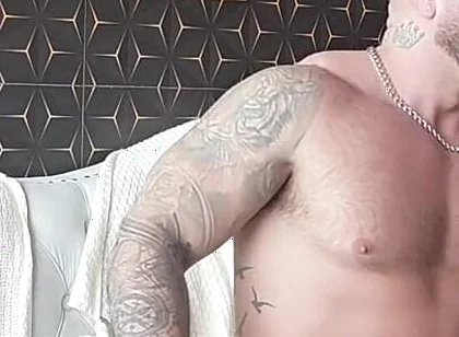 Giant Brunette with 25cm Breaks My Ass and Full of Milk
