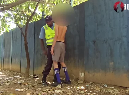 Segurança fazendo pegação atrás da obra escondido