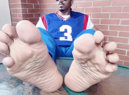 I Touch and Show My Male Feet in the Solarium (2025)