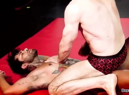 2 Guys Rassle For Dominance 2